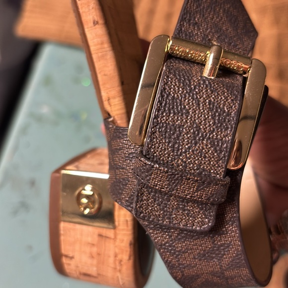 Women’s sandals does not have tags, but they have never been worn - Picture 7 of 9